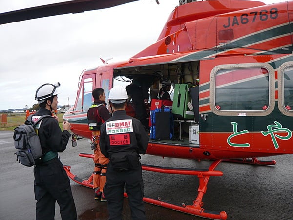 富山県防災ヘリに乗り込む当院DMAT